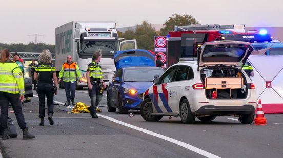 Persoon overleden bij ongeluk op A35, drie gewonden. Persoon overleden bij ongeluk op A35, drie gewonden.