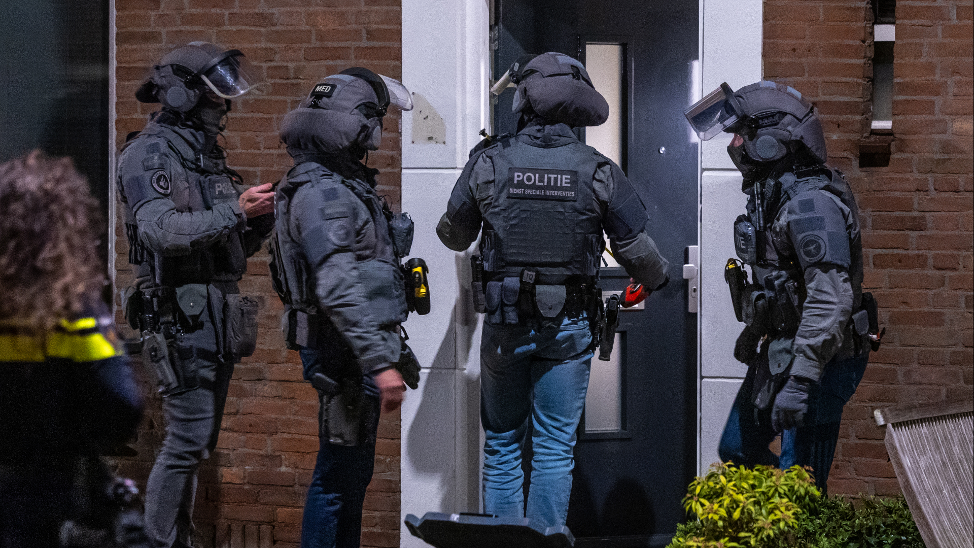 Het arrestatieteam kwam erbij om de verdachte op te pakken