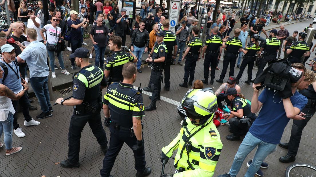De politie houdt de demonstranten tegen