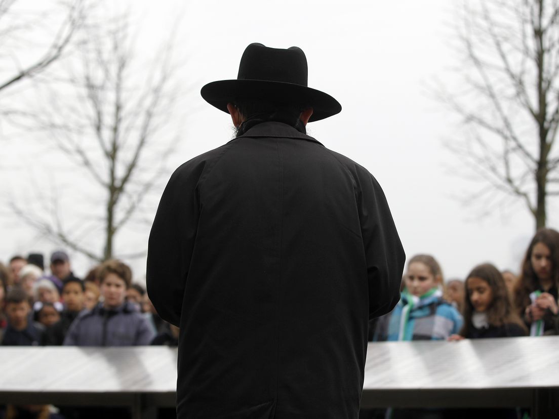 Een Rabbijn bij het Joods Kindermonument in Rotterdam.