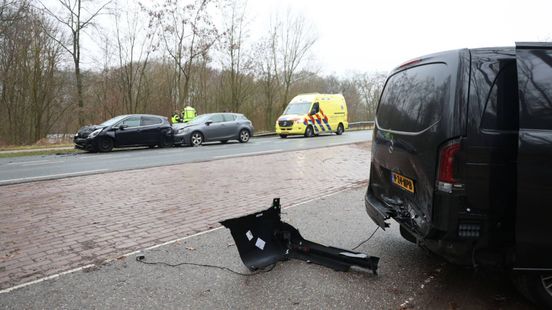 Rouwauto beschadigd bij ongeluk, uitvaart vertraagd