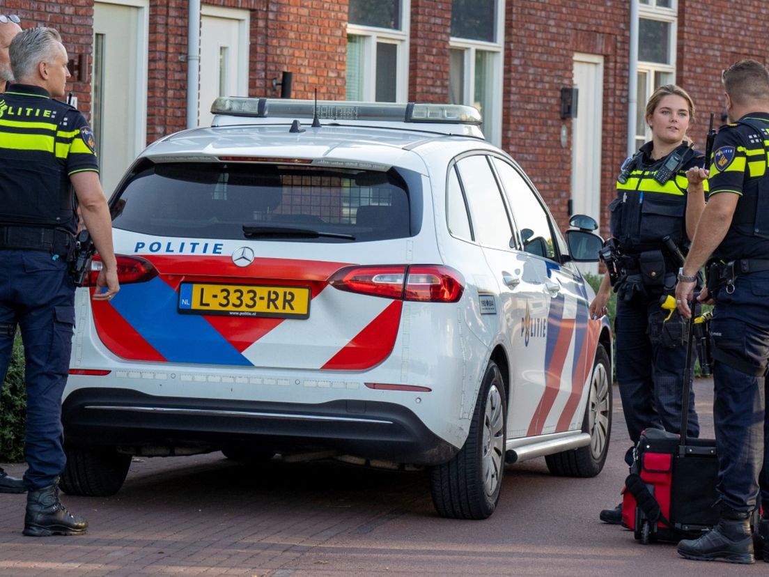 Meerdere agenten en rechercheurs kwamen naar de woning in Alblasserdam toe