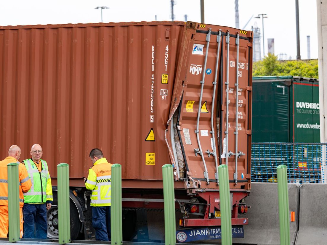 Een flink gedeukte vrachtwagen op de A15 ter hoogte van Rozenburg