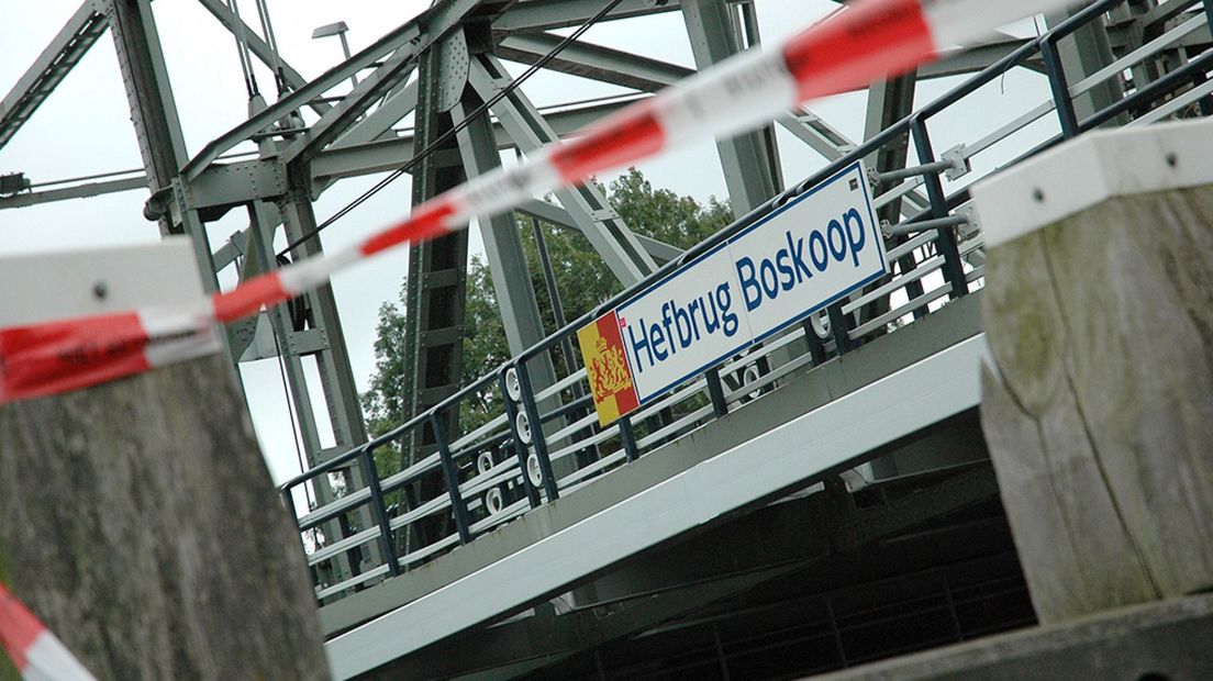 De hefbrug in Boskoop is nog steeds afgesloten