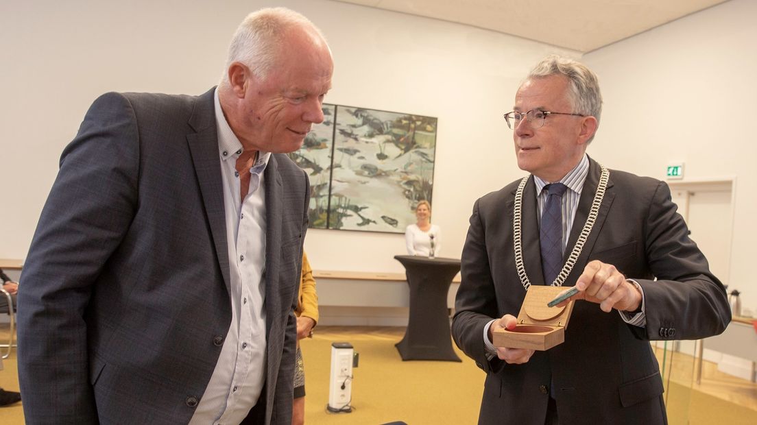 Rob Schuur kreeg in 2020 de Erepenning van burgemeester Schuiling (rechts) van Groningen