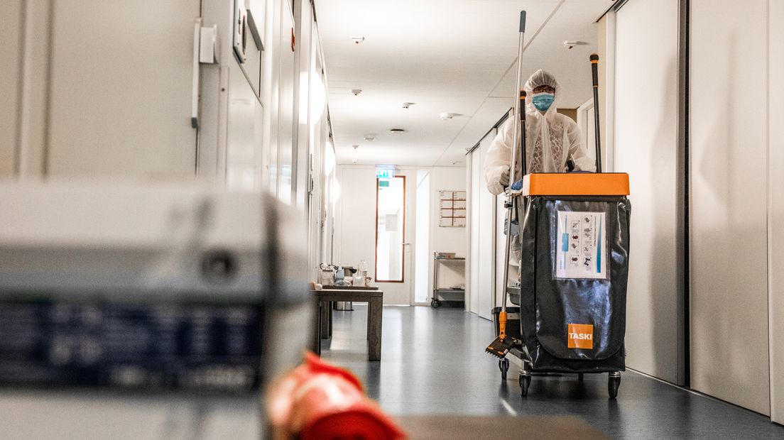 Zorgmedewerkers moeten speciale pakken aan om bewoners te verzorgen.