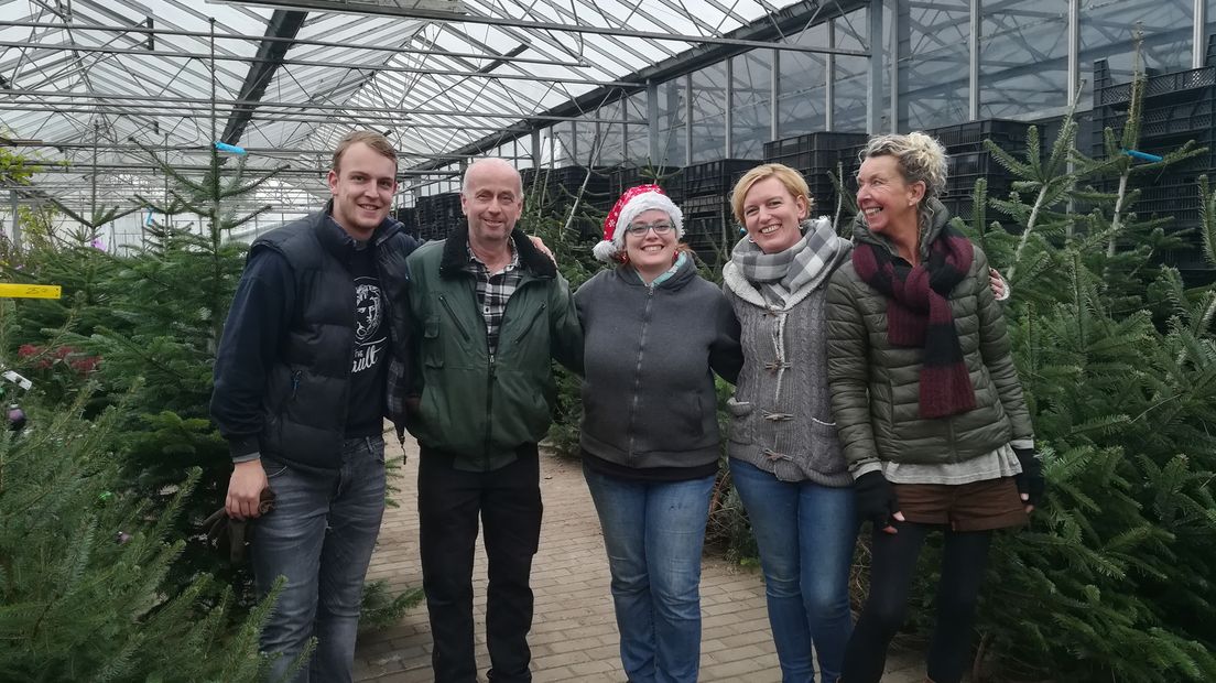 De gezellige groep bij elkaar, Jan staat tweede van links.