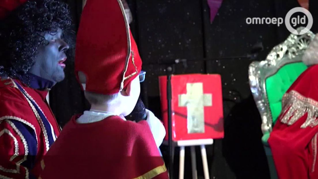 Een drukke dag voor Sinterklaas en zijn hulpjes in Gelderland; hij brengt veel basisscholen een bezoekje. Zo ook in Didam, waar Sam van der Kuij hoopt op een computer van de oude goedheiligman.