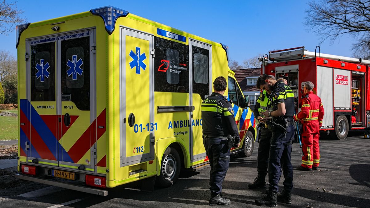 112-nieuws: Auto rijdt tegen boom in Bourtange • Motorrijder gewond na val in Wagenborgen