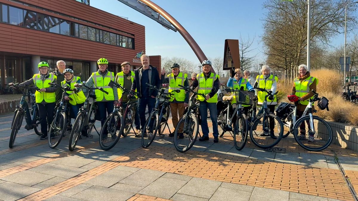 80-plusser Gerrit leidt fietsclub veilig door Salland: 'Mensen achter geraniums weghalen'