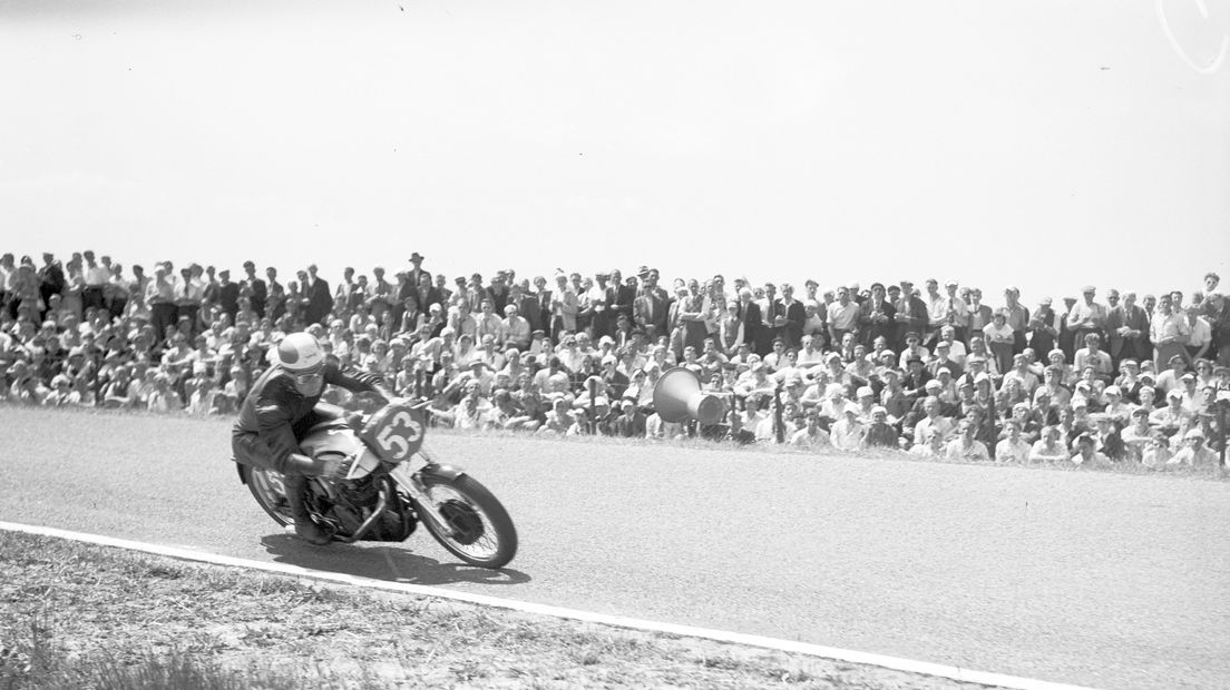 De winnaar van de TT van 1955, Geoff Duke, drie jaar eerder (Rechten: ANP Historisch Archief / Peter van Zoest)