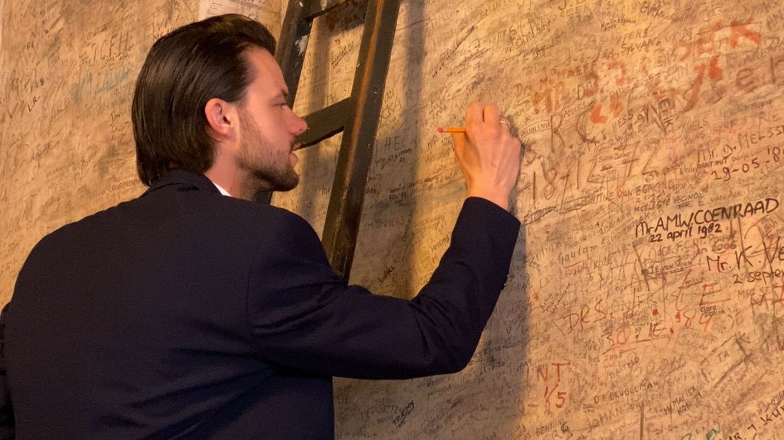 Oud-studenten van de Universiteit Leiden kunnen na twee jaar alsnog hun handtekening zetten in het Zweetkamertje