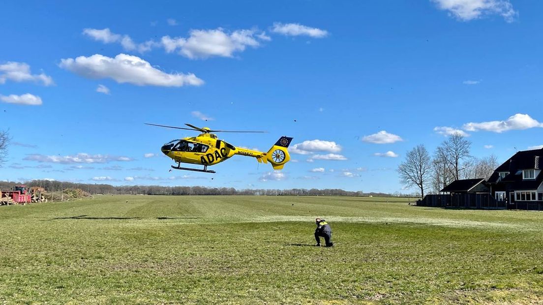 Een traumahelikopter landt bij een ongeluk