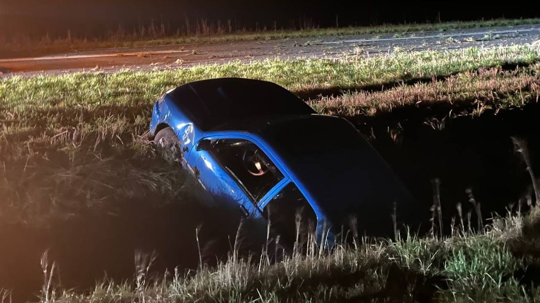 De auto belandde in een sloot