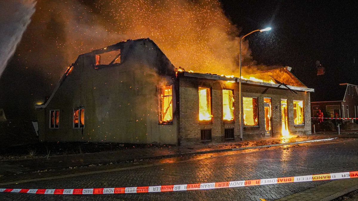 Former Café in Oude Pekela Destroyed by Fire: Fire Brigade’s Controlled Burn and Demolition