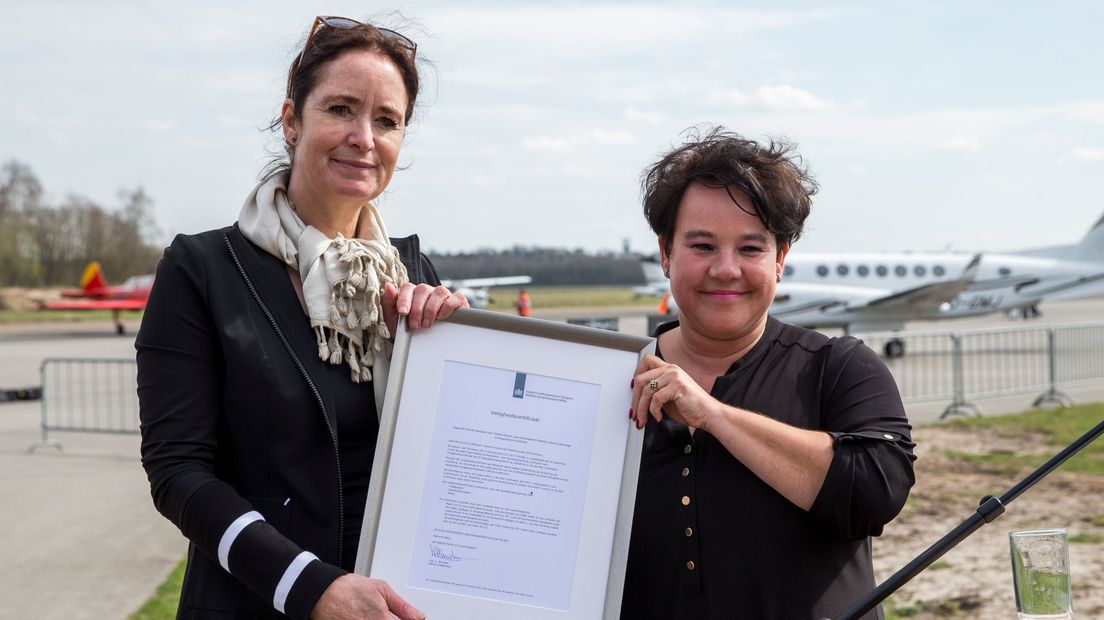 Meiltje de Groot (links) met toenmalige staatssecretaris Sharon Dijksma bij de opening van Twente Airport in 2017