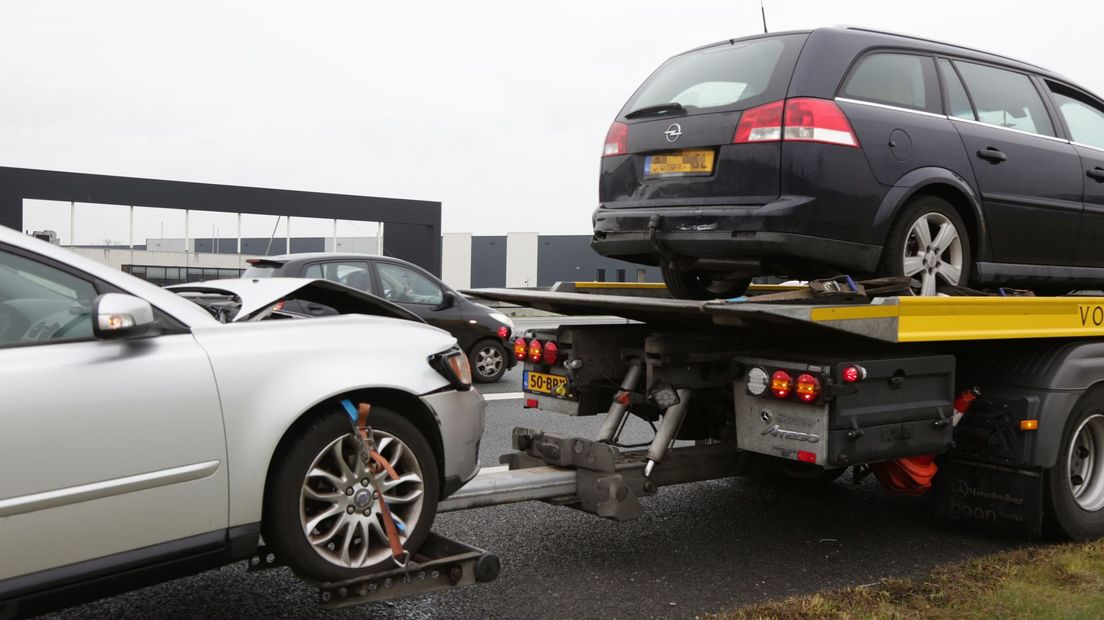 Auto's  met schade worden weggesleept