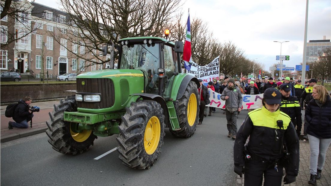 De optocht van Groningse boeren met een trekker in de Haagse Binnenstad. 