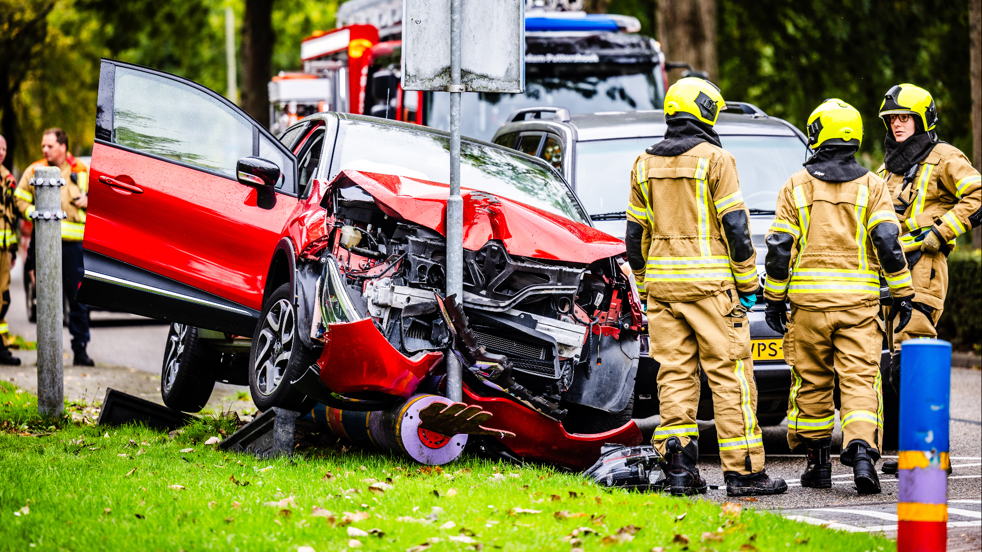 Veel schade na ongeluk, bestuurder blijft ongedeerd.