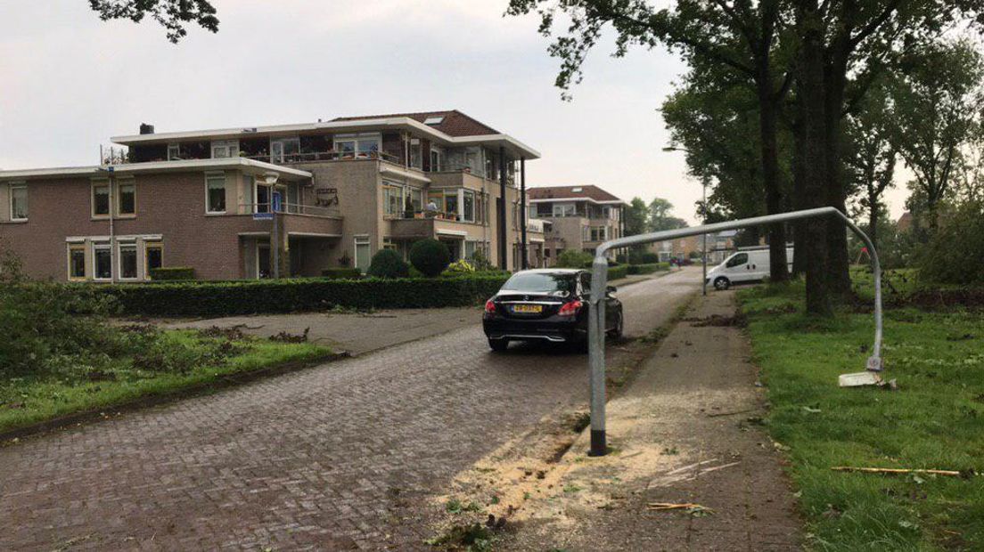 Deze lantaarnpaal in Roden heeft de storm niet overleefd (Rechten: RTV Drenthe/Marjolein Knol)