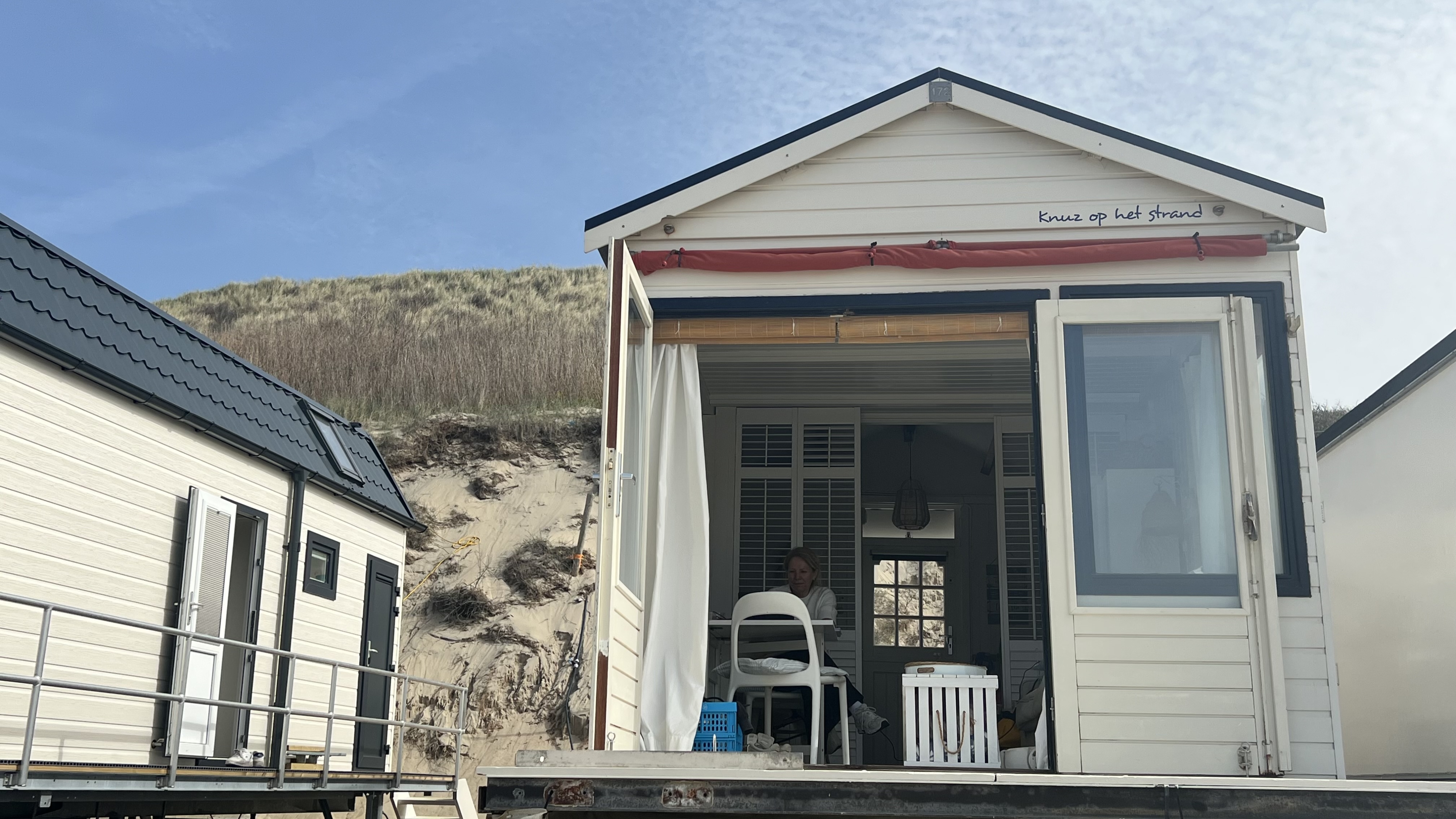 Eveline aan het werk in haar strandhuisje