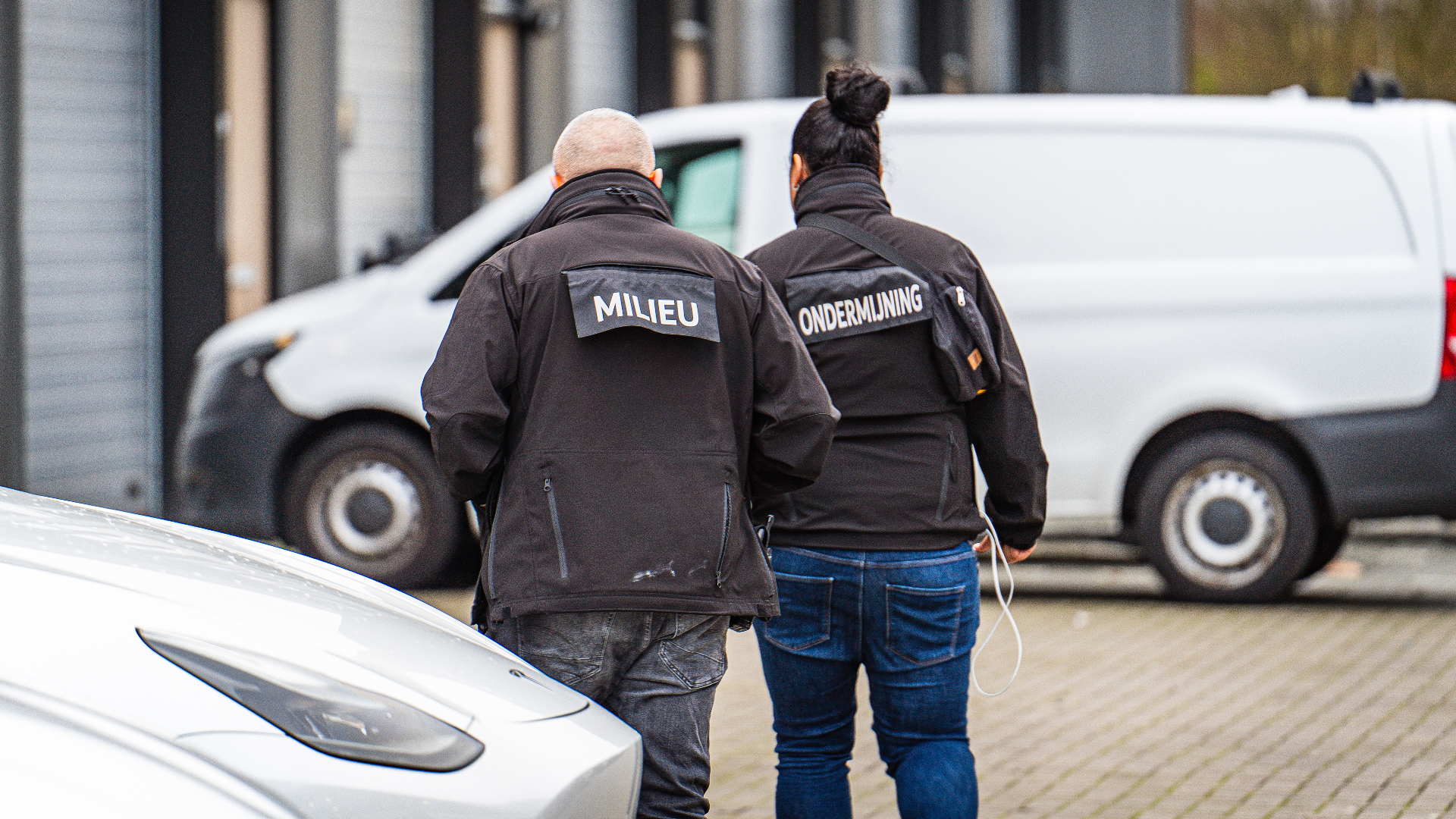 Toezichthouders bij de grootschalige controle