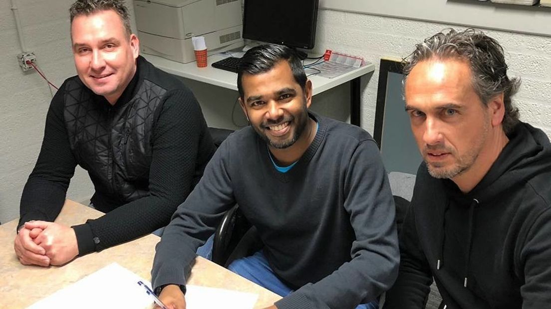 Rohan de Geus (midden) heeft zijn contract bij Duiveland met één seizoen verlengd.