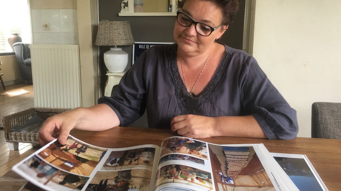 Andrea Strijker bladert door haar fotoboek (Rechten: RTV Drenthe / Petra Wijnsema)