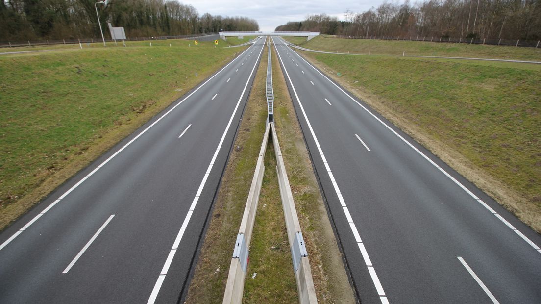 De N33 is van vrijdagavond tot maandagochtend deels gesloten. (Rechten: RTV Drenthe / Robbert Oosting)