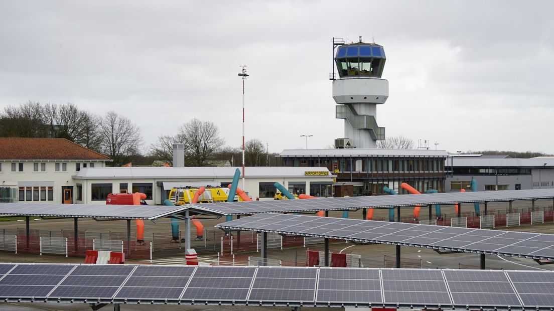 De verkeerstoren op Groningen Airport Eelde staat straks leeg (Rechten: Andries Ophof)