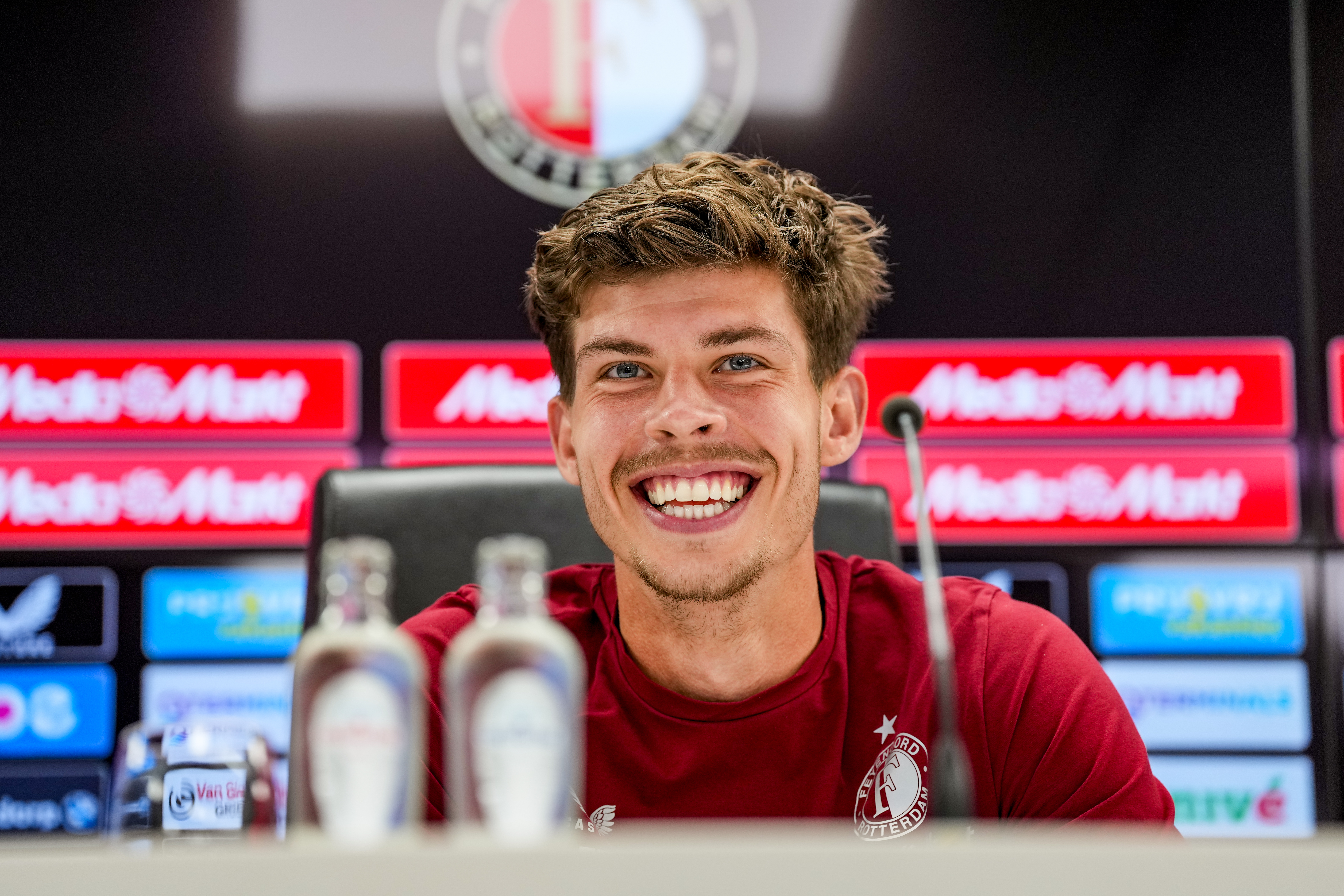 Jordan Bos in de perskamer van Feyenoord na het duel met Wolfsburg