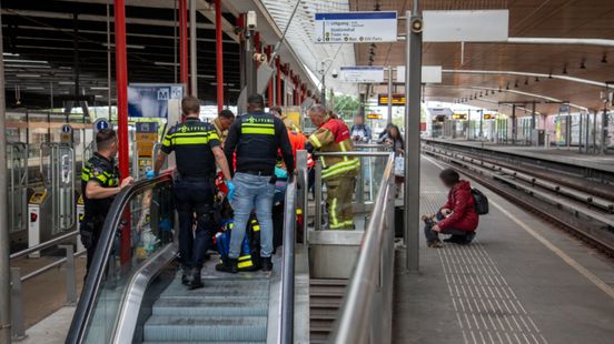 Man gewond na val op perron in metrostation | Boze bestuurder slaat autoruit in na botsing. Man gewond na val op perron in metrostation | Boze bestuurder slaat autoruit in na botsing.