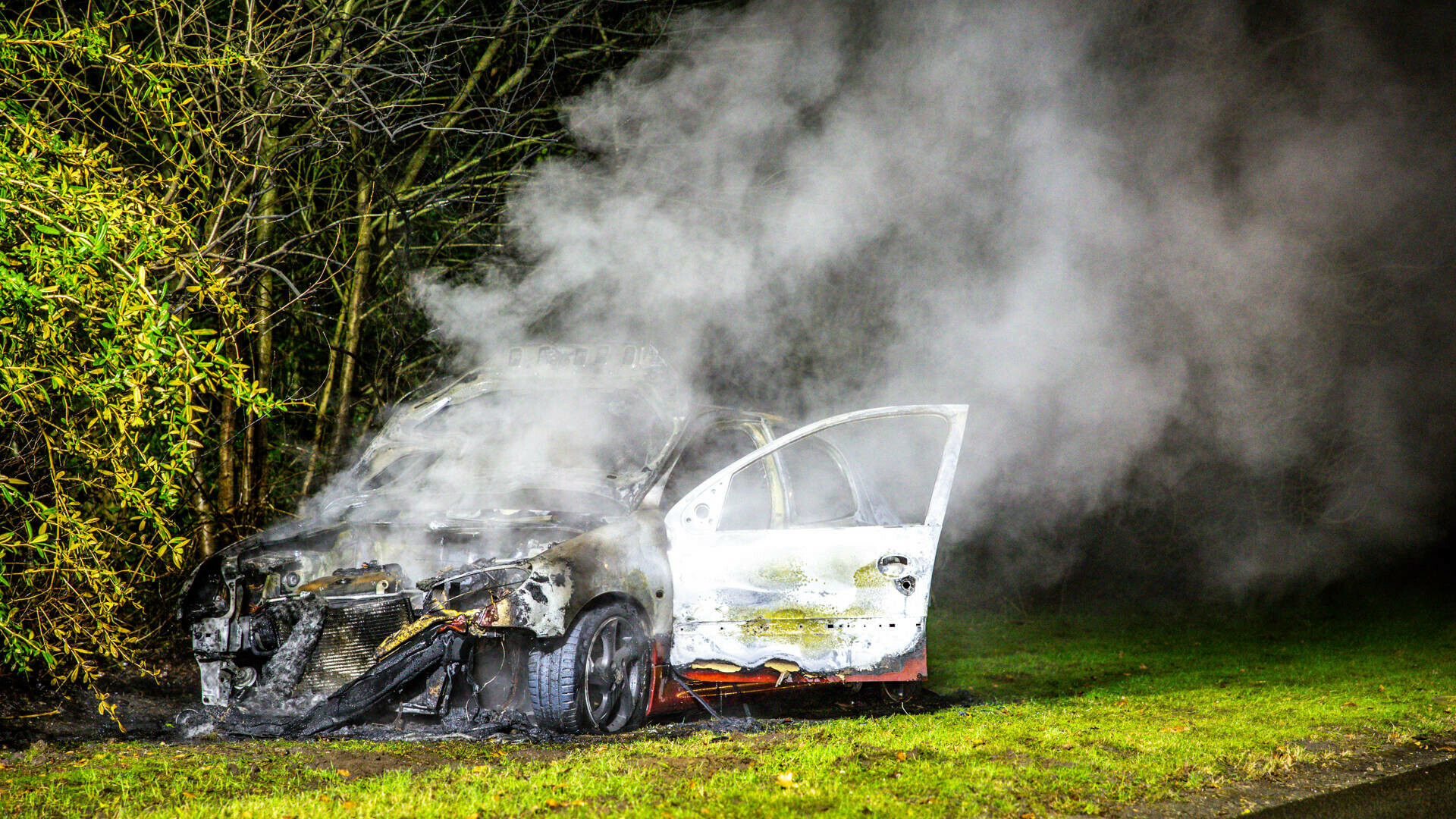Auto brandt volledig uit in Emmen