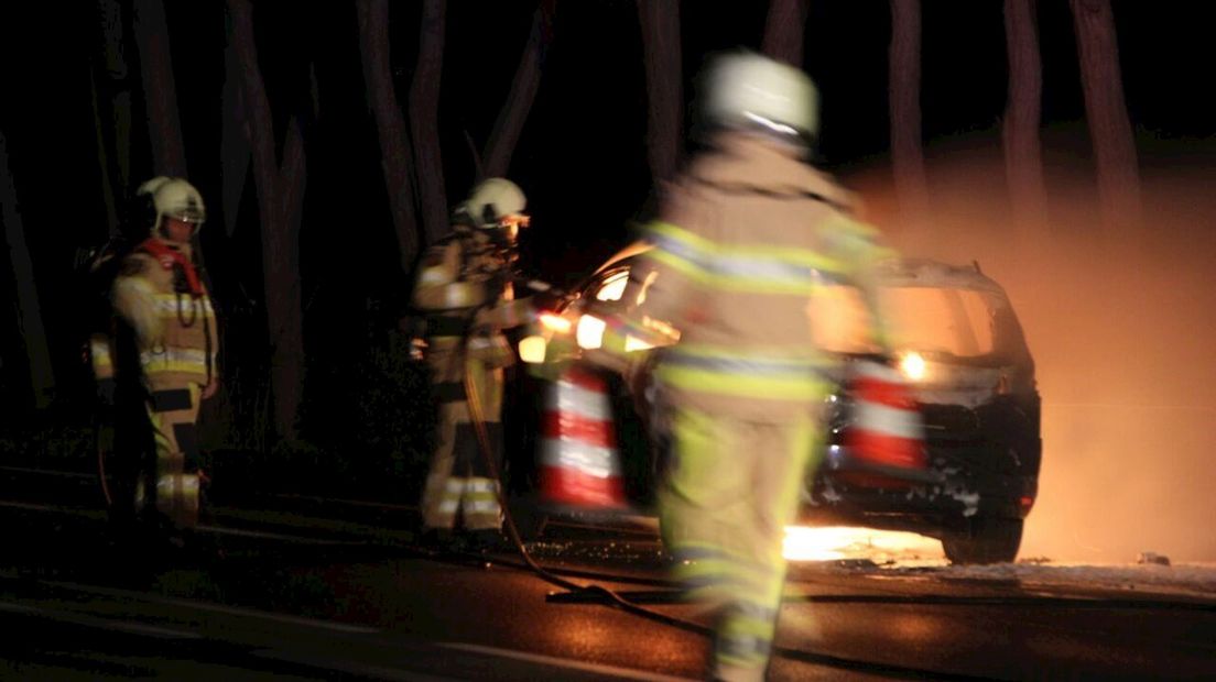 Auto in lichterlaaie bij Holten