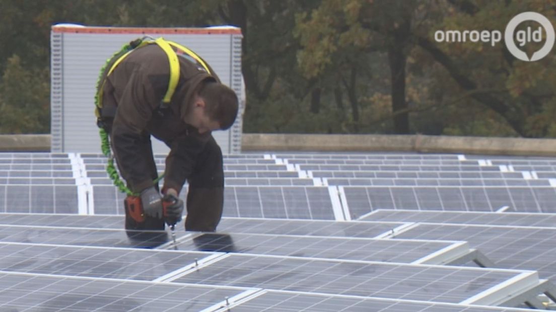 Op het dak van het gemeentehuis van Voorst worden op dit moment 400 zonnepanelen gemonteerd. Ze zijn niet van de gemeente, maar van inwoners die de panelen niet zelf op het dak willen of kunnen hebben.