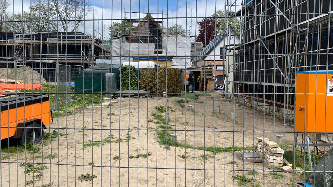 Op het kavel staan alleen de funderingspaaltjes voor de containerwoning