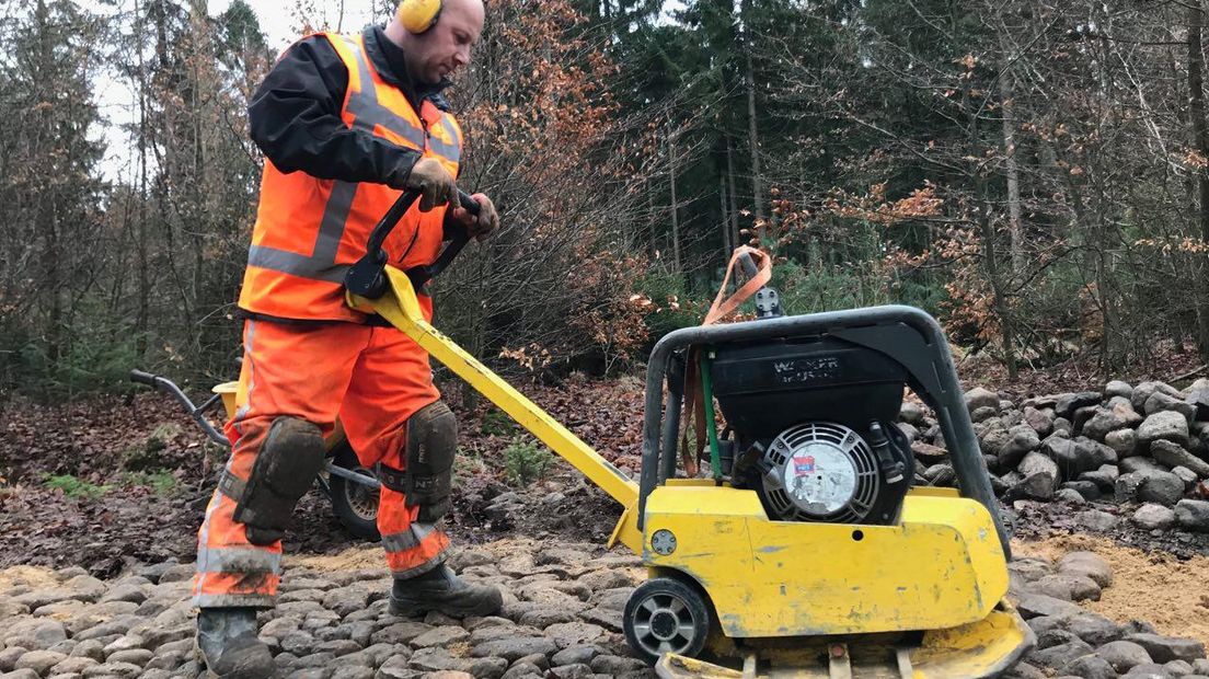 Voor de vorst komt wordt de keienstrook hersteld (Rechten: RTV Drenthe)