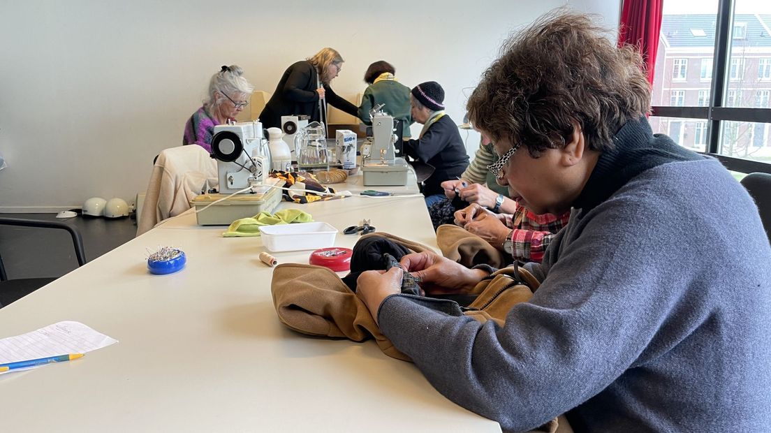 De vrijwilligers maken meer dan honderdvijftig kostuums