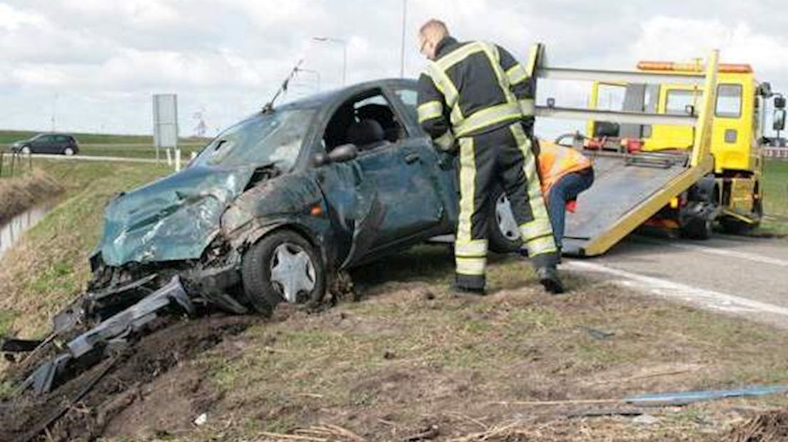 auto wordt uit de sloot getakeld