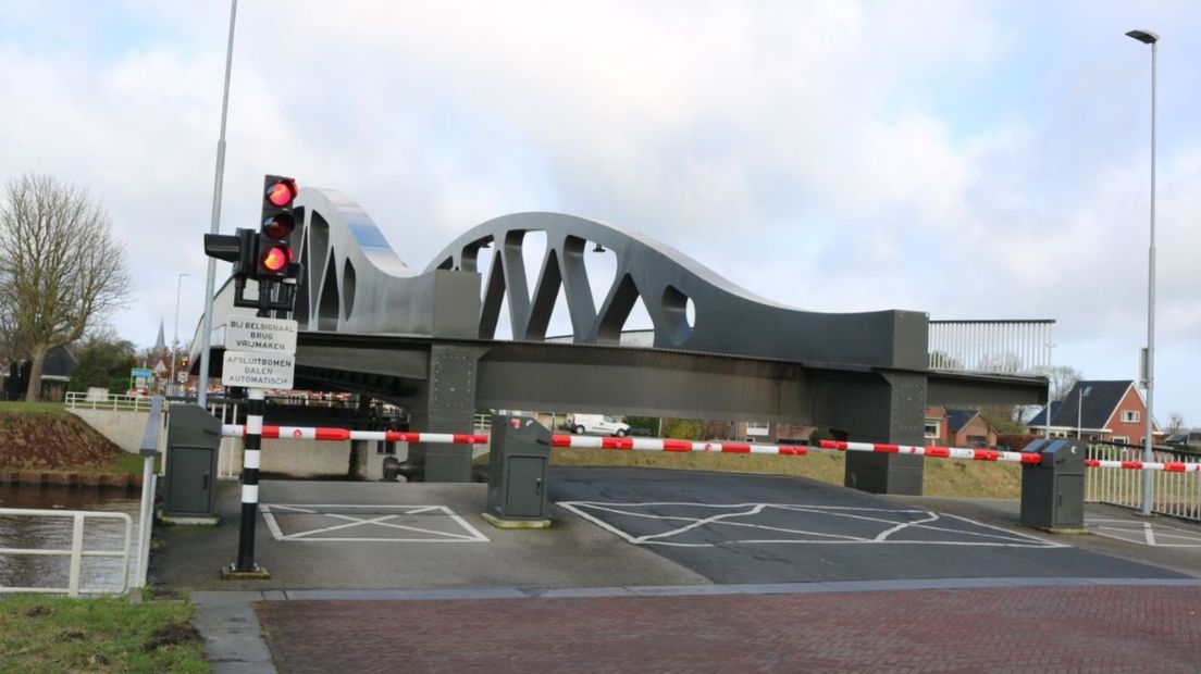 De tafelbrug bij Zuidhorn staat 'enigszins omhoog'