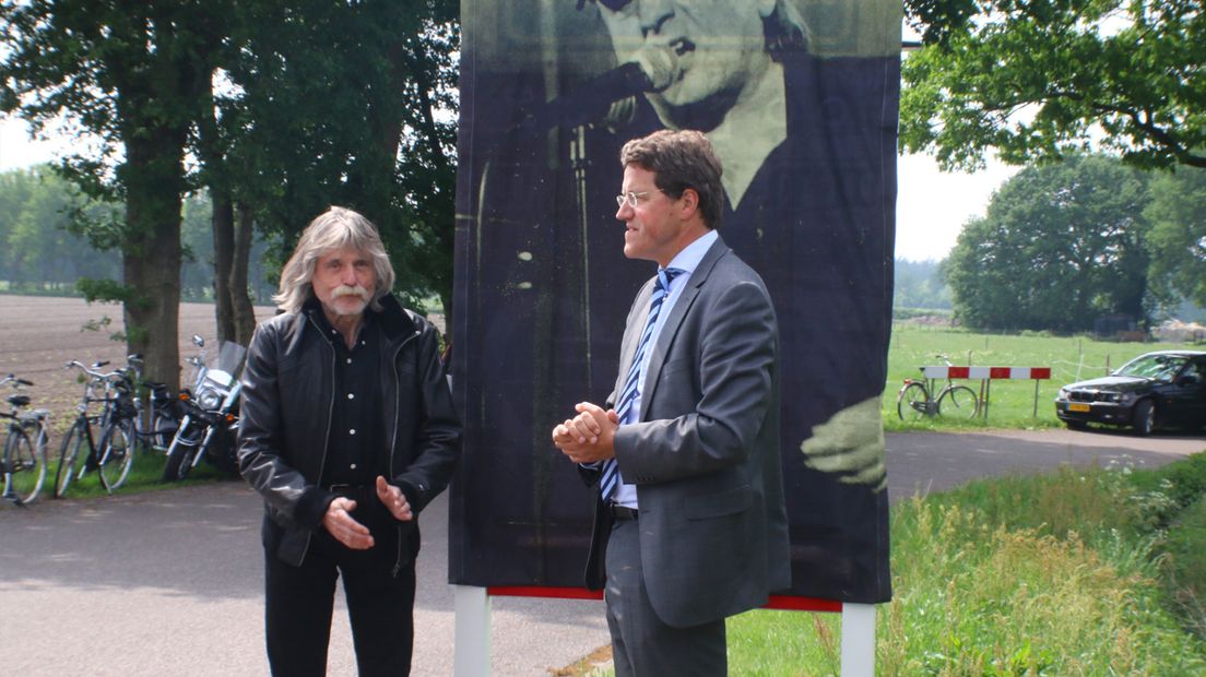 Van Oosterhout en Derksen onthulden het bord door een vlag van Harry Muskee er vanaf te trekken (Rechten: Van Oost Media)