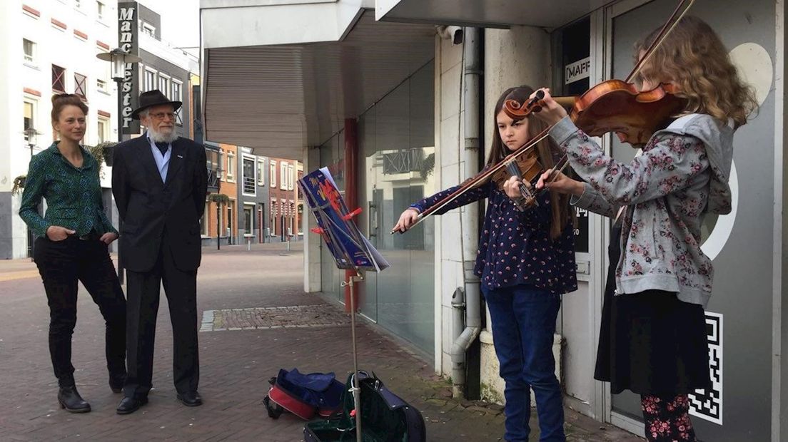 Tori en Emma spelen viool voor de woning waar slachtoffers concentratiekamp hebben gewoond