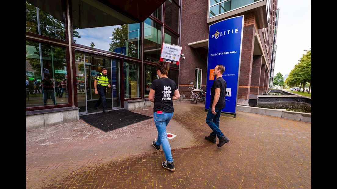 Boeren doen aangifte tegen minister bij politiebureau in Zwolle