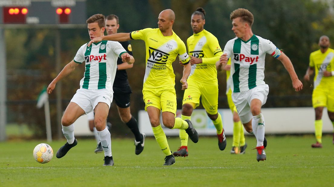 Reguillo Vandepitte in duel met een speler van Jong FC Groningen