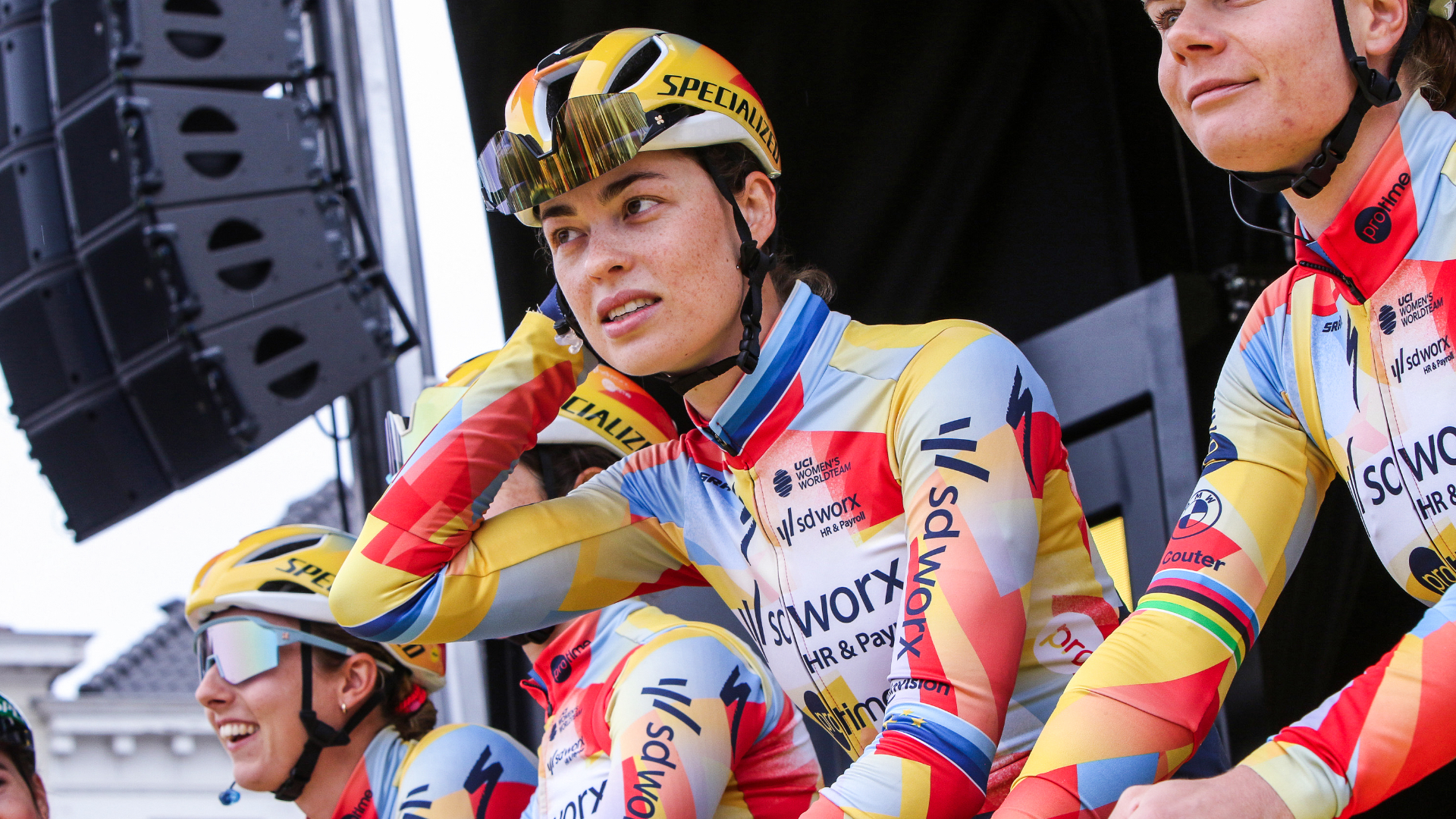 Bredewold wint verrassend etappe in Vuelta Femenina: 'Mijn team dankbaar'