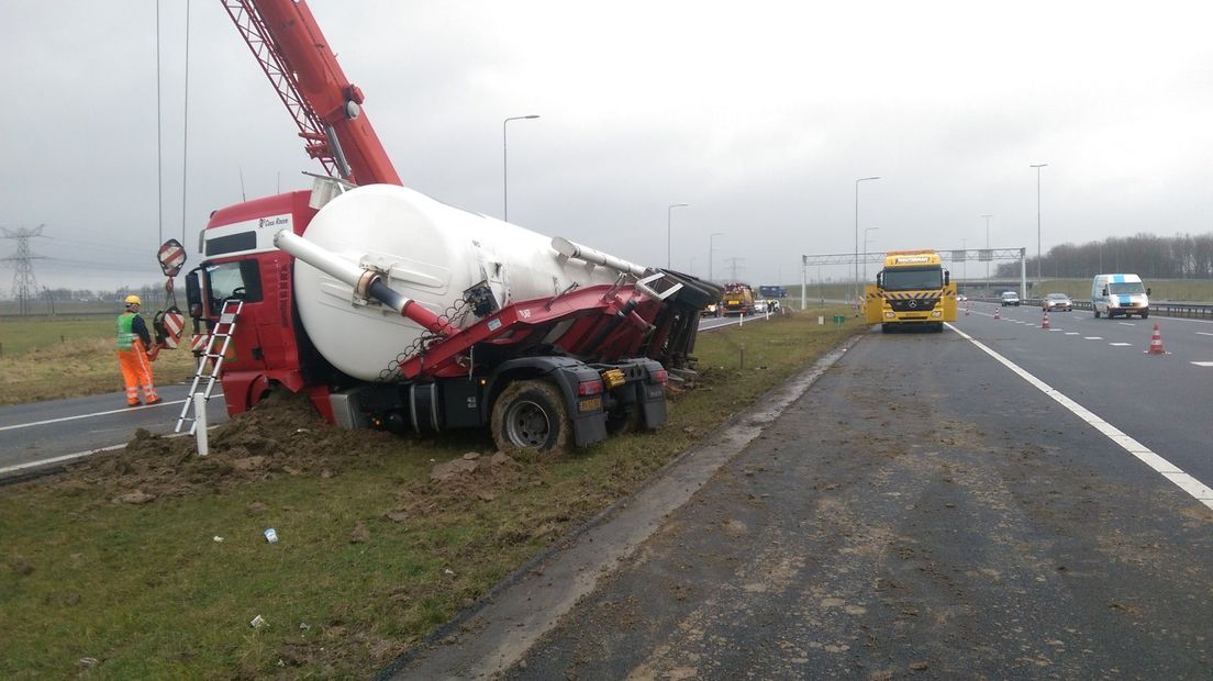 Op de A50 is maandagmiddag ter hoogte van knooppunt Valburg een vrachtwagen gekanteld.Het ongeval gebeurde in de richting Oss.
