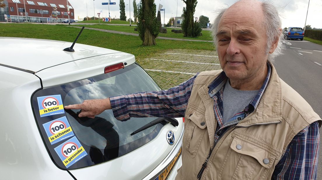 Guus van Riel uit Wijhe bij zijn bestickerde auto