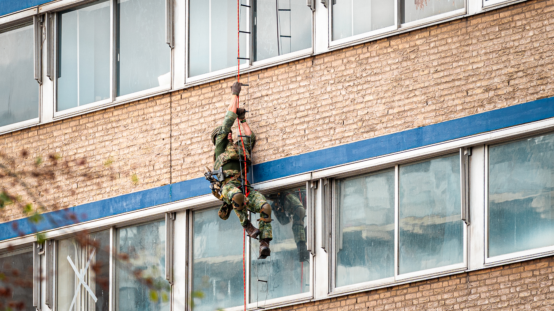 Tijdens de militaire oefening werd er geoefend met het beklimmen van een ladder.