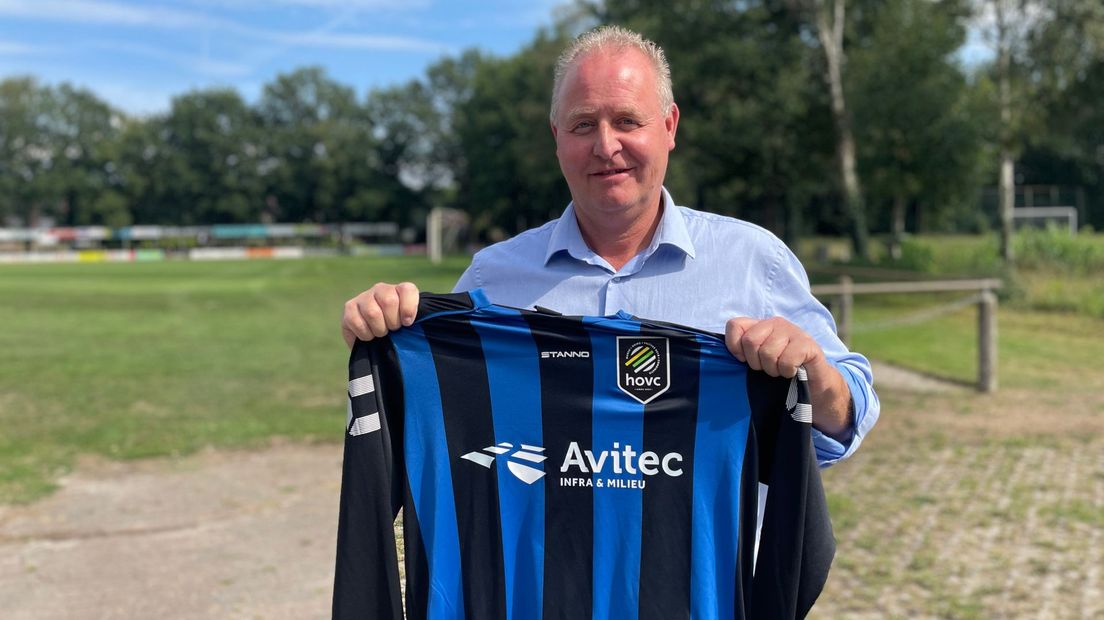 Voorzitter Harold Enting showt het allereerste shirt van voetbalvereniging HOVC