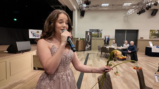 Zingend meisje Amira is nu een echte diva én student